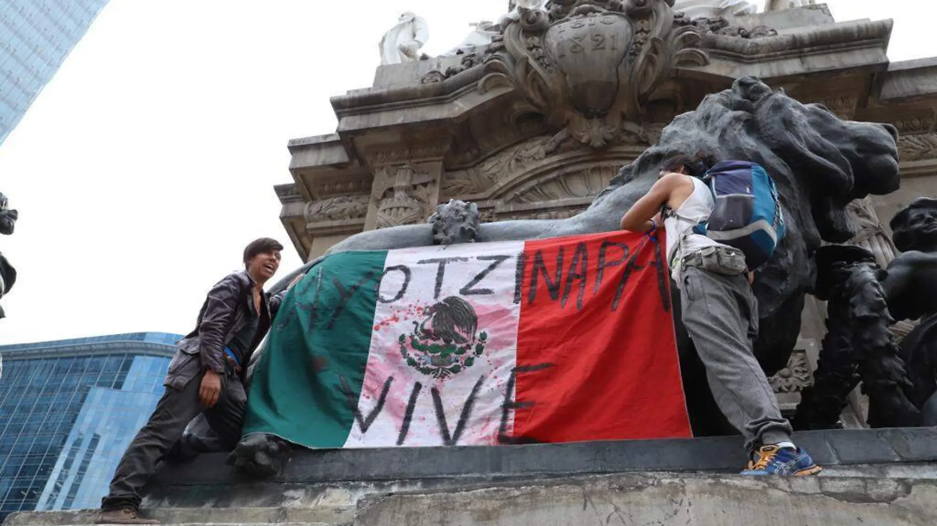 mega-marcha-4-años-ayotzinapa-reforma Alejandro Aguilar 3